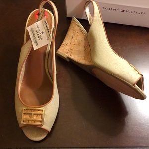 🆕Tommy Hilfiger Tan/Gold Wedge